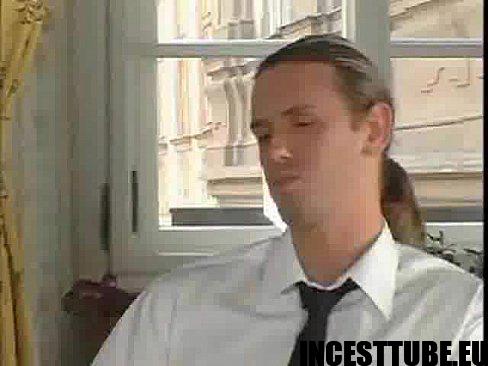 Rondborstige incest moeder neuken