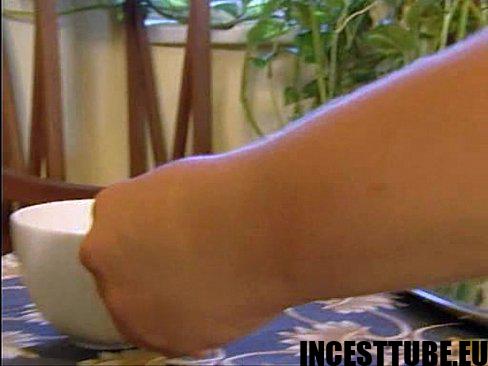 Kleindochter word door haar incest opa seksueel misbruikt