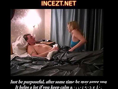 Dochter verleid haar verlegen vader die in bed ligt