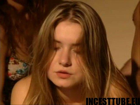 Moeder vingert haar hoerige dochter anaal en broer neukt haar kontje