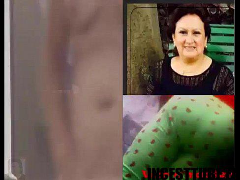 Ondeugend neefje filmt zijn oudere tante onder de douche