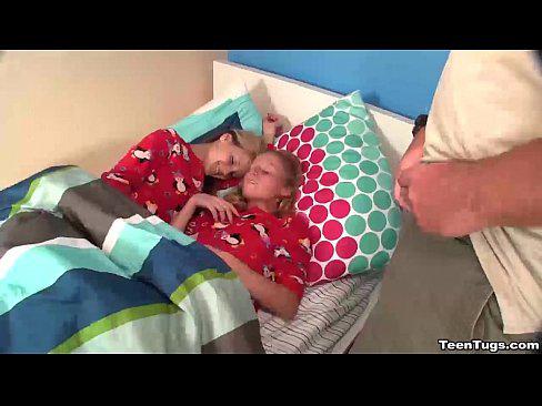 Papa haalt zijn 2 jonge dochters uit bed voor incest seks