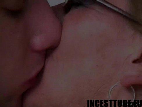 Oma slikt gulzig het sperma van haar kleinzoon door