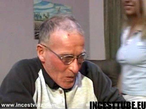 Mooie blonde kleindochter laat zich neuken door rollator opa