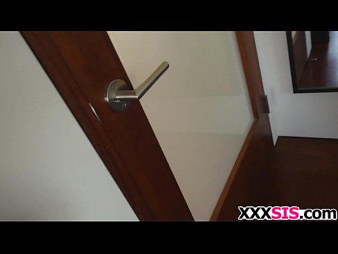 Blonde tiener Lily Rader hard geneukt door broer