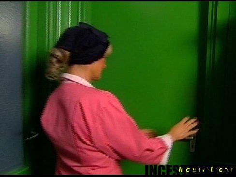 Hitsige oma hard geneukt door haar eigen kleinzoon in de badkamer