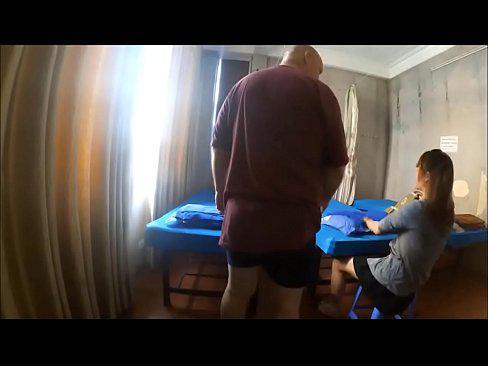 Oosterse dochter geeft haar vader een geile massage