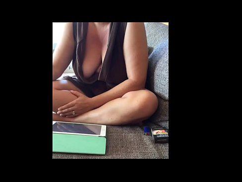 Tante met dikke hangtieten probeert haar neef te verleiden
