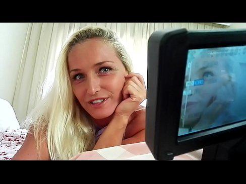Perfecte milf moeder vertelt haar zoon hoe ze hem wil laten spuiten