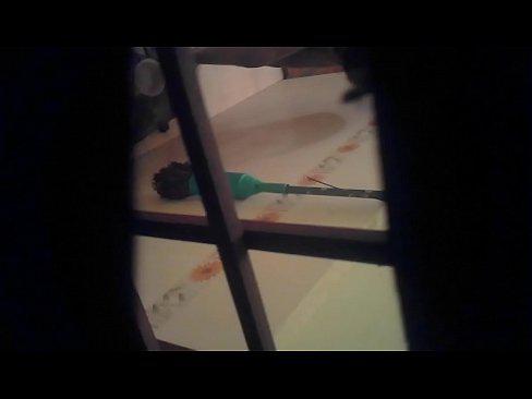 Gemene broer filmt zijn mooie zus onder de douche