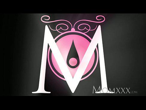 Milf moeder pijpt haar zoon klaar