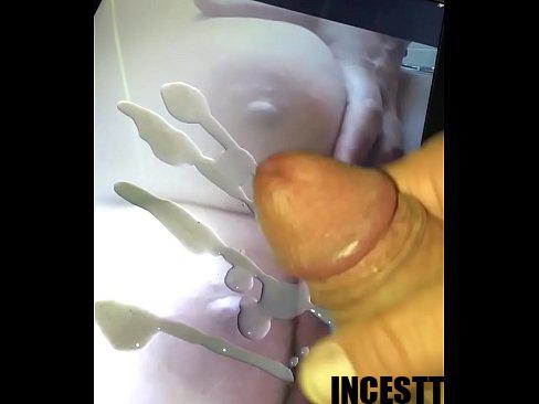 Broer trekt zich op een foto van zijn zus