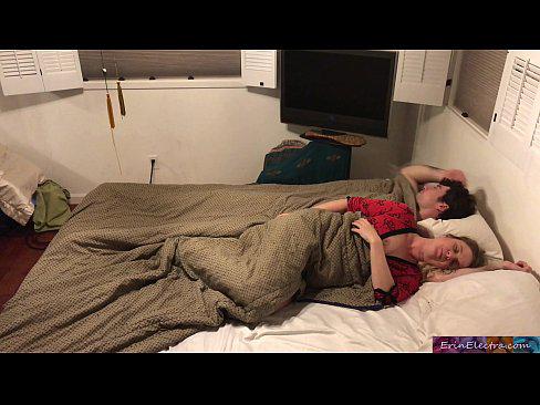 Moeder deelt het bed met haar zoon