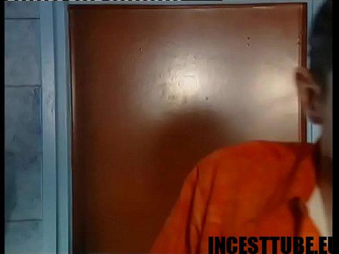 Harige kut van incest moeder op het toilet geneukt