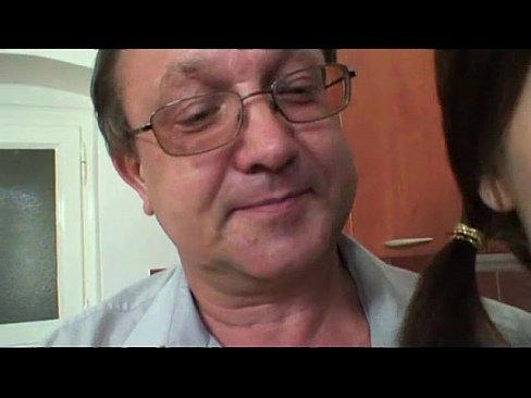Opa betrapt met neuken van nichtje, oma doet mee!